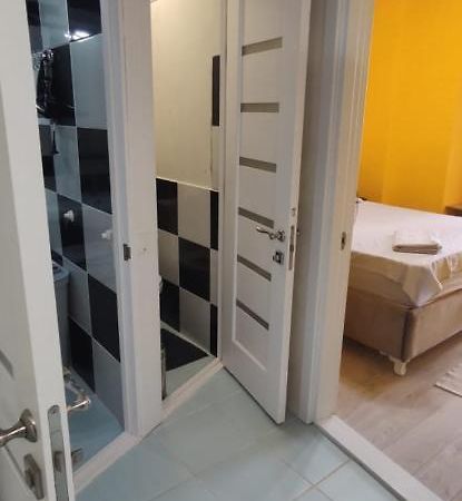 One Room With A Shared Bathroom Chisinau Bagian luar foto