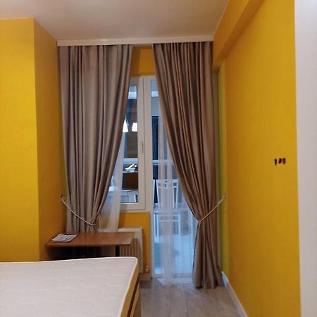 One Room With A Shared Bathroom Chisinau Bagian luar foto