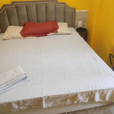 One Room With A Shared Bathroom Chisinau Bagian luar foto