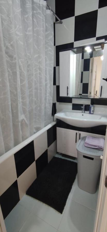 One Room With A Shared Bathroom Chisinau Bagian luar foto